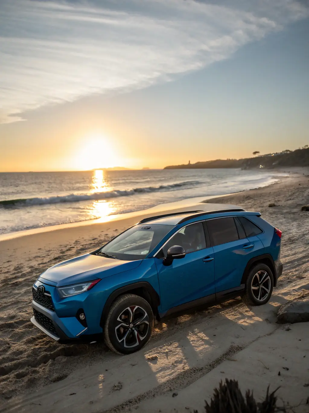 A modern, blue Renault Koleos SUV parked in front of a Caspian Sea beach, showcasing its luxury and suitability for leisure and family outings.