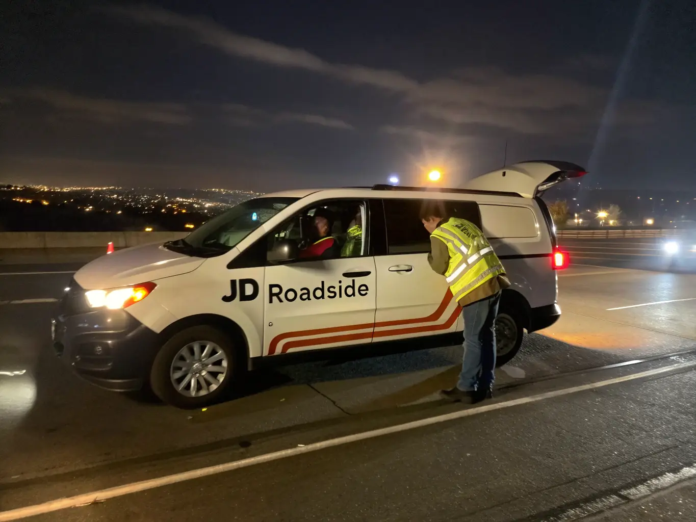 A Renault roadside assistance vehicle helping a customer on the road, highlighting the roadside assistance service.
