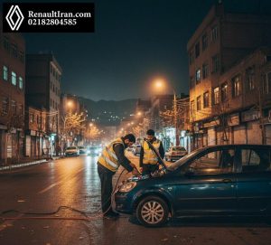 امدادگر در حال باتری به باتری خودروی رنو در خیابان تهران با رعایت نکات ایمنی