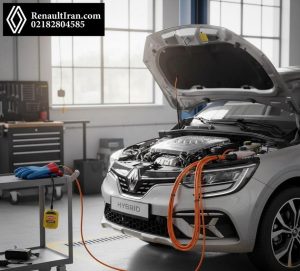 نمای باز از محفظه موتور رنو هیبرید E-Tech با تجهیزات ایمنی و تگ ولتاژ بالا