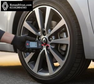 برنامه‌ریزی سنسور TPMS چرخ رنو با ابزار دستی کنار خودرو در تهران