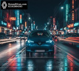 خودروی برقی کوچک رنو بین دو خودرو پارک شده در خیابان شلوغ تهران در شب